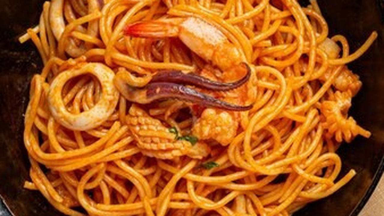 Jangan ragu untuk bereksperimen dengan bumbu dan saus sesuai dengan selera Anda. Selamat mencoba memasak pasta al dente yang mantap!&nbsp;