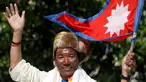 Pendaki asal Nepal, Kami Rita Sherpa melambaikan tangan setelah turun dari Gunung Everest di Kathmandu, Nepal, Sabtu (25/5/2019). Pria berusia 49 tahun tersebut mencetak rekor dengan mendaki Gunung Everest sebanyak 24 kali. (REUTERS/Navesh Chitrakar)