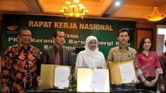 Kementerian Sosial bersama KPAI dan Komnas HAM menunjukkan nota kerjasama, Jakarta, Selasa (5/5/2015). Kerjasama ini dalam rangka untuk mewujudkan kesejahteraan bagi korban kekerasan di masa lampau (Liputan6.com/Johan Tallo)