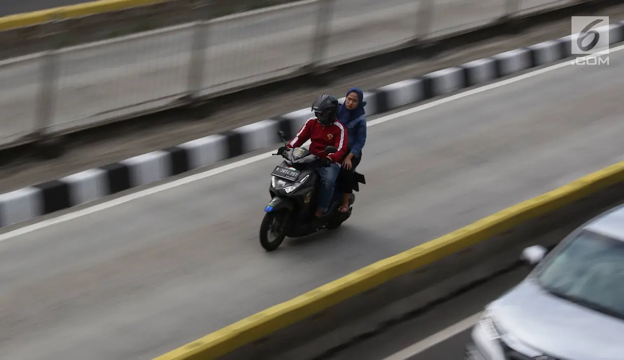 Pengendara sepeda motor melintasi jalur bus Transjakarta di Jalan Gunung Sahari, Jakarta, Kamis (27/12). Selain melanggar hukum, perilaku buruk pemotor tersebut juga dapat membahayakan keselamatan. Liputan6.com/Immanuel Antonius