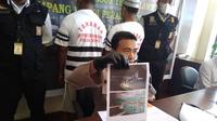 Dua orang ditetapkan jadi tersangka kasus kapal pekerja migran Indonesia tenggelam di perairan Tanjung Balau, Tebing Tinggi, Johor Bahru, Malaysia, Rabu 15 Desember 2021. (Liputan6.com/ Ajang Nurdin)