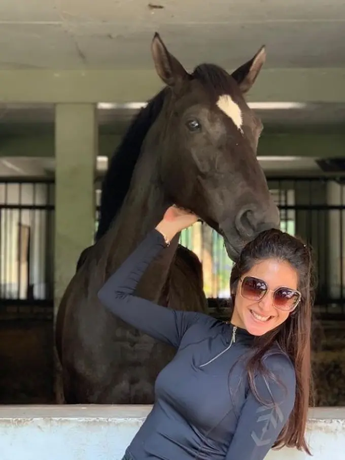 Nabila Syakieb berkacamata (Instagram/nsyakieb95)