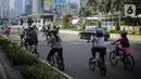 Warga beraktivitas menggunakan sepeda di kawasan Bundaran HI, Jakarta Pusat, Minggu (8/11/2020). Jumlah pasien COVID-19 di DKI Jakarta yang sembuh terus naik. (Liputan6.com/Faizal Fanani)