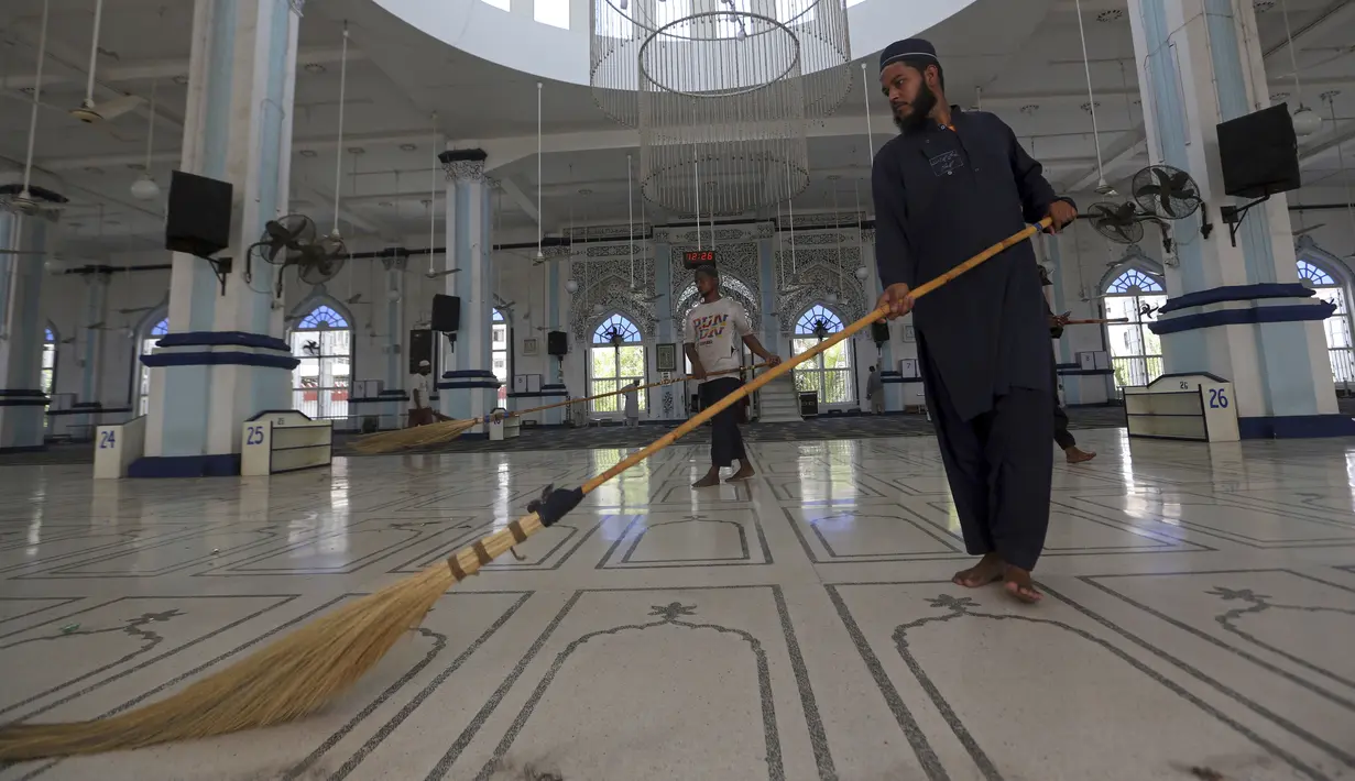 Relawan membersihkan aula utama di sebuah masjid menjelang bulan puasa Ramadhan mendatang, di Karachi, Pakistan, Sabtu (2/4/2022). Bulan Ramadhan atau sering kita sebut bulan puasa adalah bulan yang di tunggu-tunggu oleh umat Islam di seluruh dunia. (AP Photo /Fareed Khan)