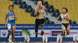  Para pelari putri sedang berlomba di nomor 100m T42 Kejuaraan Dunia Atletik Paralimpik 2015 di Stadion Suhaim Bin Hamad, Doha, Qatar, (29/10/2015). (AFP Photo/Al-Watan Doha/Karim Jaafar)