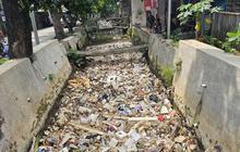 Styrofoam hingga Kasur Bekas, Isi Sungai Depok saat Musim Hujan