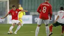 Bek Inggris, Harry Maguire mengumpan bola saat bertanding melawan Bulgaria pada pertandingan Grup A Kualifikasi Piala Eropa 2020 di Vasil Levski National Stadium, Sofia (15/10/2019). Inggris menang telak 0-6 atas Bulgaria. (AP Photo/Vadim Ghirda)
