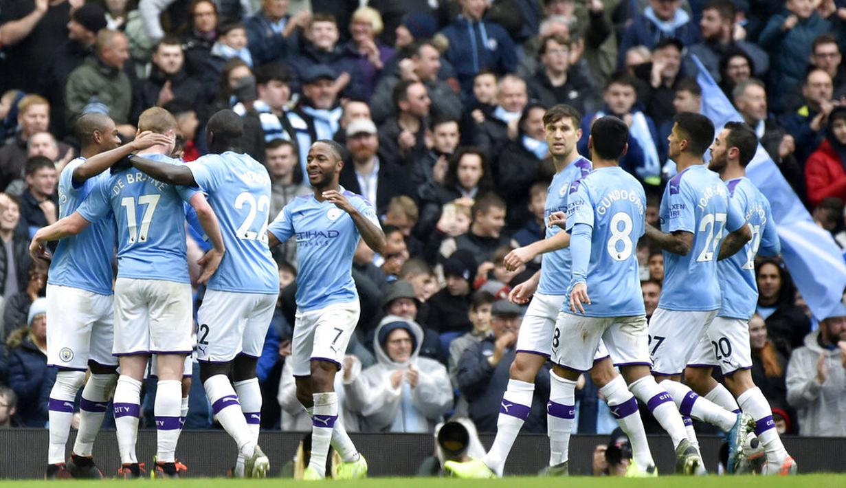 Para pemain Manchester City merayakan gol yang dicetak oleh David Silva ke gawang Aston Villa pada laga Premier League 2019 di Stadion Etihad, Sabtu (26/10). Manchester City menang 3-0 atas Aston Villa. (AP/Rui Vieira)