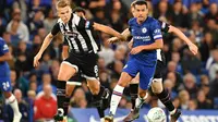 Winger Chelsea, Pedro, coba melewati kawalan pemain Grimsby Town pada laga babak ketiga Piala Liga Inggris di Stamford Bridge, Rabu (25/9/2019). (AFP/Olly Greenwood)