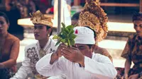 Apakah Perbedaan Antara Sanksi Kebiasaan dan Adat Istiadat? Ini Penjelasannya