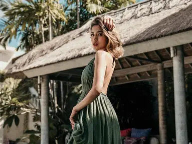 Jessica Iskandar kerap kali mengunggah foto gaya berpakaiannya. Tunangan Richard Kyle ini terlihat sexy dengan pakaian yang terbuka. (Liputan6.com/IG/inijedar)