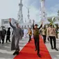 Presiden Joko Widodo atau Jokowi dan Presiden Uni Emirate Arab (UEA) Mohammed bin Zayed Al Nahyan (MBZ) meresmikan Masjid Raya Sheikh Zayed yang berlokasi di Solo Jawa Tengah, Senin (14/11/2022). (Fotografer Pribadi Presiden-Agus Suparto)