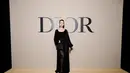 Gina Alice Redlinger tampil berani dengan gaun vintage semi transparan dari Dior Spring/Summer. Dipadukan dengan tas dan sepatu dari Dior [Dior]
