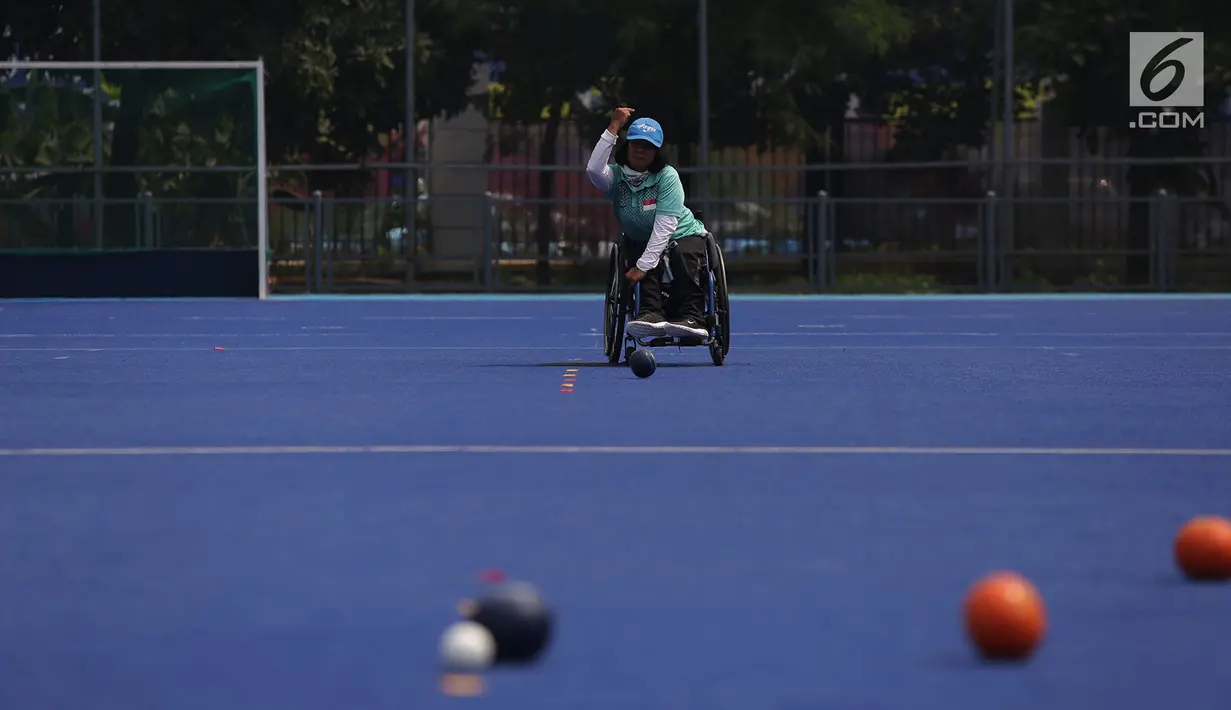 Seorang atlet Lawn ball Asian Para Games 2018 saat berlatih di Arena GBK, Jakarta, Kamis (27/9). Ada tiga cabang olahraga yang latihannya di tinjau Jokowi, yakni olahraga menembak, bola voli duduk dan Lawn ball. (Merdeka.com/Imam Buhori)