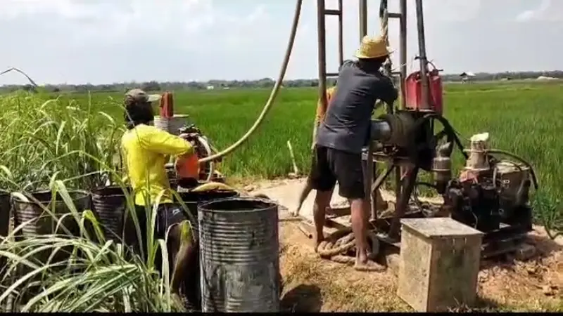 Para petani di Pati wilayah selatan membuat sumur bor untuk mengairi sawah. (Liputan6.com/Arief Pramono)