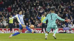 Pemain Brighton, Kaoru Mitoma mengontrol bola untuk mencetak gol ke gawang Chelsea dalam laga putaran keempat Piala FA 2024/2025 di Amex stadium, Brighton, Inggris, Minggu (09/02/2025) dini hari WIB. (AP Photo/PA/Gareth Fuller)