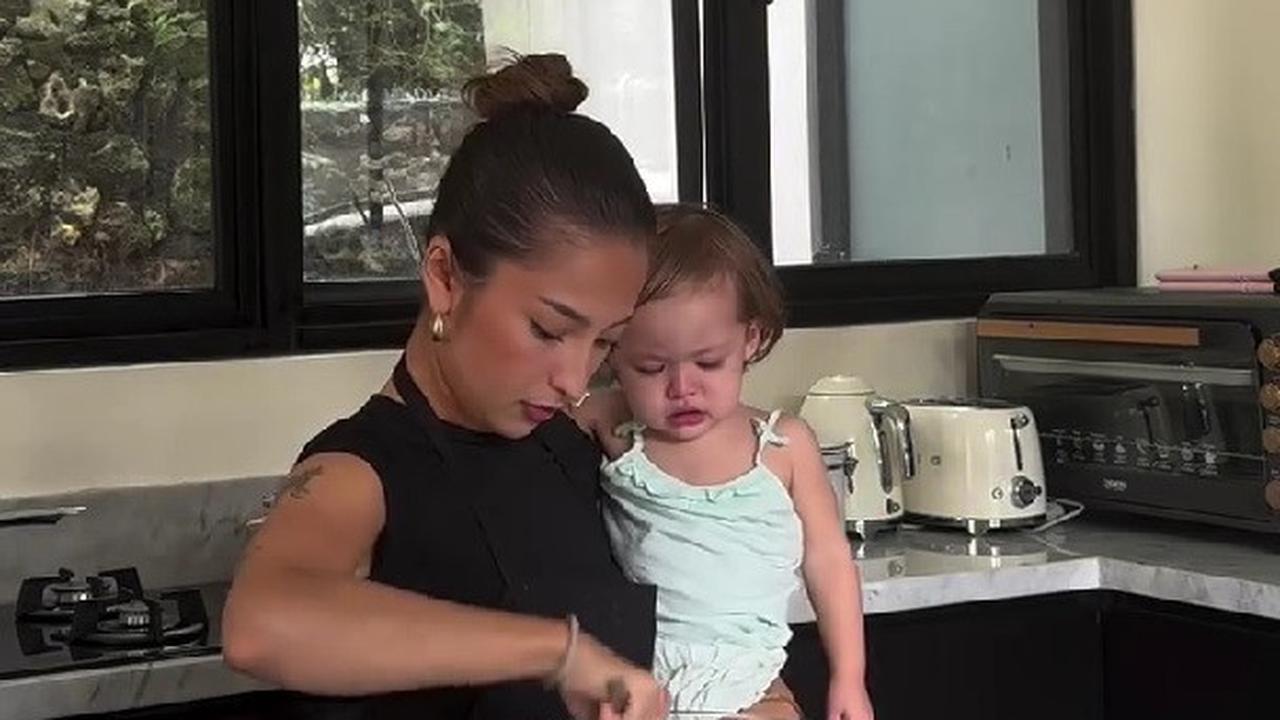 Momen Seru Jennifer Coppen Bikin Kue Bareng Kamari, Jadi Love Language Favorit