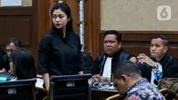 Cucu Syahrul Yasin Limpo, Andi Tenri Bilang Radisyah Melati sesaat sebelum memberikan kesaksian pada sidang lanjutan kasus dugaan pemerasan dan gratifikasi di lingkungan Kementerian Pertanian (Kementan) di Pengadilan Tipikor, Jakarta, Senin (27/5/2024). (Liputan6.com/Herman Zakharia)