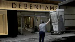 Barang-barang dari department store Debenhams yang ditutup di Oxford Street di London, dipindahkan dan dimuat ke dalam truk, pada Sabtu (6/2/2021). Perusahaan fesyen yang berumur 242 tahun asal Inggris itu menyatakan mereka dalam proses penutupan massal. (AP Photo/Matt Dunham)