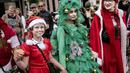 Orang-orang dari berbagai negara berpakaian seperti Sinterklas berpartisipasi dalam parade di Copenhagen, Denmark (22/7/2019). Kongres pertemuan sinterklas sudah diadakan sejak tahun1957. (Liselotte Sabroe/Ritzau Scanpix/AFP)
