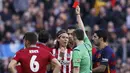 Wasit memberikan kartu merah kepada pemain Atletico Madrid, Filipe Luis, usai menekel bintang Barcelona, Lionel Messi. Pada laga itu Atletico sempat unggul 1-0. (Reuters/Albert Gea)