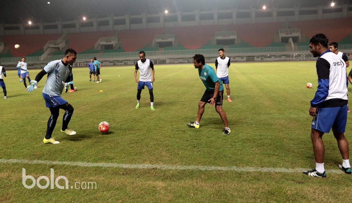 Latihan ringan para pemain Arema FC menghadapi Babak Final Piala Presiden 2017 di Stadion Pakansari, Bogor, Jumat (10/3/2017). (Bola.com/Nicklas Hanoatubun)