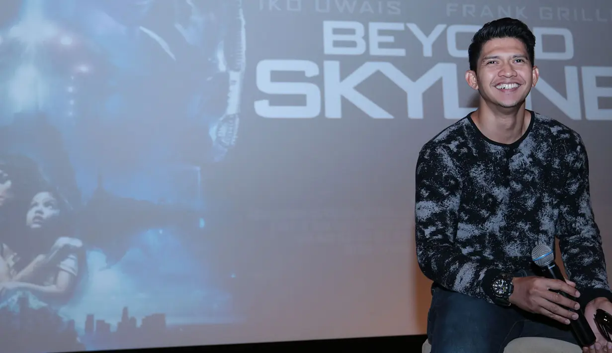 Dalam film terbarunya, ayah satu anak itu juga dipercaya menjadi fighting choreographer. Selain itu, dalam film yang banyak adegan pertarungan manusia dengan alien itu juga tampil sebagai aktor. Berperan sebagai tentara. (Deki Prayoga/Bintang.com)