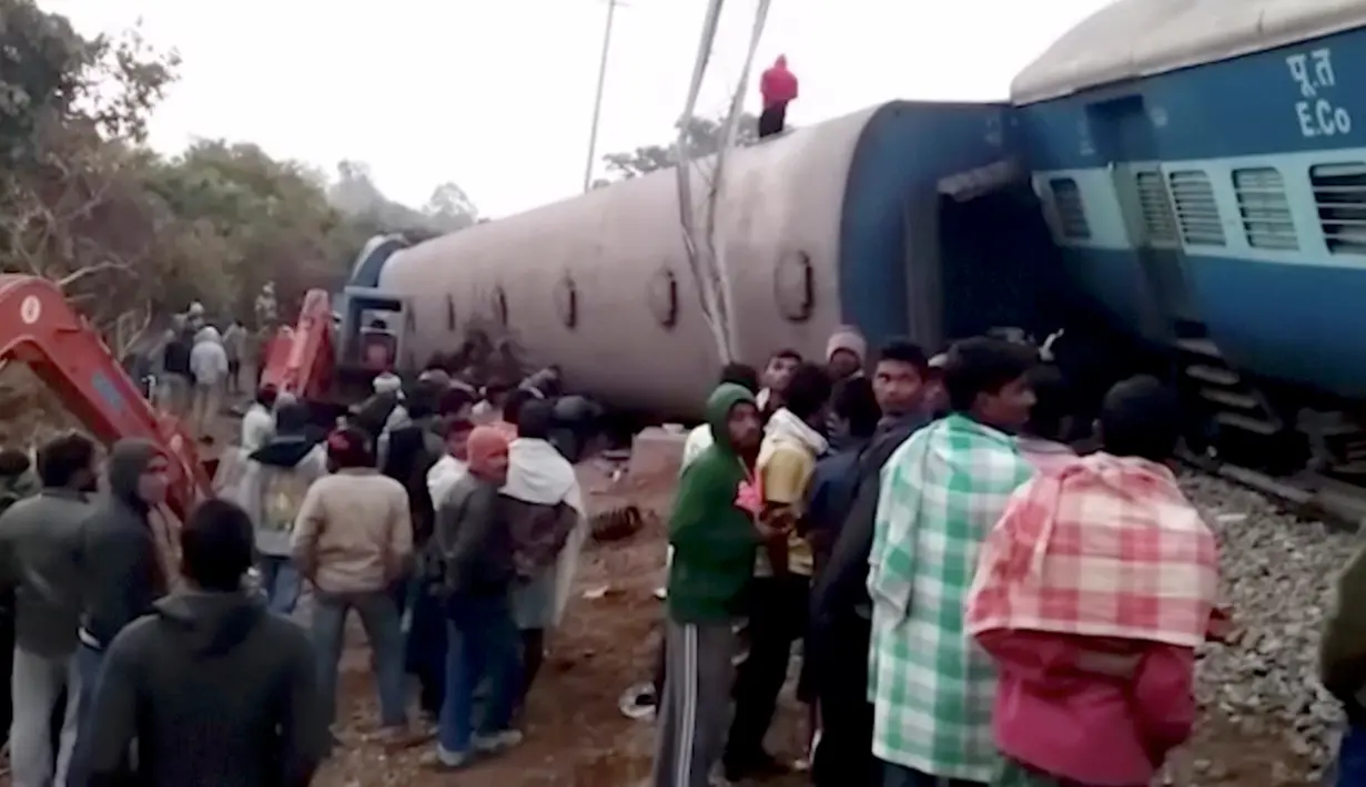Kereta ini dikabarkan tergelincir pada pukul 23.00 waktu setempat di dekat stasiun kereta api Kuneru di distrik Vizianagram dari negara bagian Andhra Pradesh, India pada Sabtu (21/1). (AP Photo)