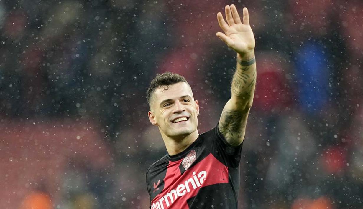 Gelandang veteran ini sukses membuktikan dirinya belum habis setelah jasanya tak diperlukan Arsenal lagi. Kemampuan memimpin dan juga keuletan di lapangan tengah membuat Granit Xhaka dipercaya Xabi Alonso sebagai pemain inti tim musim ini. (AP Photo/Martin Meissner)