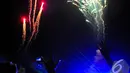Kembang api meluncur menghiasi langit Jakarta saat pagelaran DWP (Djakarta Warehouse Project) 2014, JIExpo Kemayoran, Jakarta, Sabtu (13/12/2014). (Liputan6.com/Faisal R Syam) 