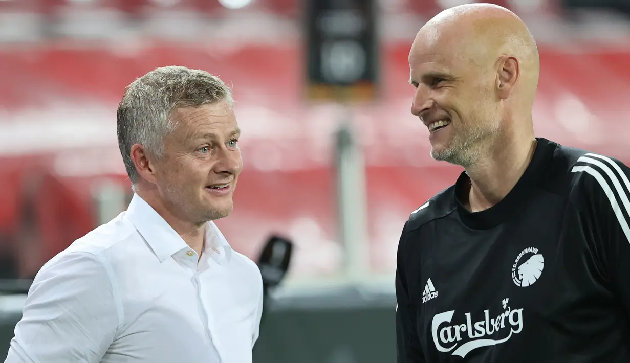 Pelatih Manchester United, Ole Gunnar Solskjaer berbincang dengan pelatih Copenhagen Stale Solbakken usai pertandingan perempat final Liga Europa di RheinEnergieStadion, di Cologne, Jerman (10/8/2020). MU lolos ke babak semifinal Liga Europa usai menang 1-0. (AFP/Pool/Wolfgang Rattay)