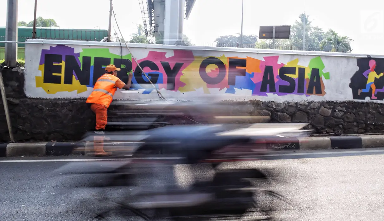 Kendaraan melintasi petugas PSSU yang sedang menyelesaikan mural bertema Asian Games di kawasan Tanjung Barat, Jakarta, Kamis (31/5). Mural itu dibuat untuk sosialisasi dan mendukung perhelatan Asian Games pada Agustus 2018. (Liputan6.com/Faizal Fanani)
