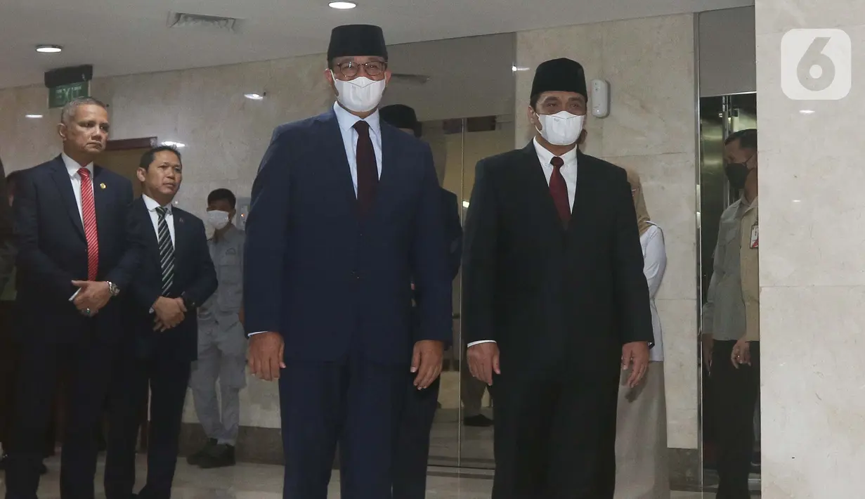 Gubernur DKI Jakarta Anies Baswedan (tengah)  bersama Wakil Gubernur DKI Jakarta Ahmad Riza Patria (kanan) hadir bersamaa untuk mengikuti sidang paripurna di Gedung DPRD DKI Jakarta, Selasa (13/9/2022). DPRD DKI Jakarta menggelar rapat paripurna pengumuman masa akhir kepemimpinan Gubernur DKI Jakarta Anies Baswedan - Ahmad Riza Patria 30 hari sebelum masa tugas berakhir. Rapat paripurna pengumuman pemberhentian Anies ini dilakukan sesuai Surat Edaran Kementerian Dalam Negeri Nomor 131/2188/OTDA. (Liputan6.com/Herman Zakharia)