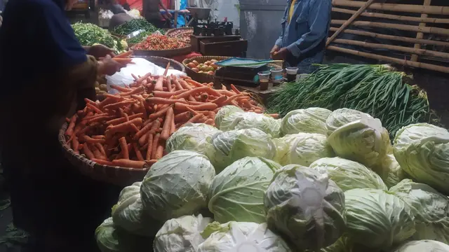 Sejumlah komoditas pertanian di Garut beranjak naik menjelang iduadha, namun akibat pelemahan ekonomi selama pandemi Covid-19, kenaikan tidak setinggi tahun lalu.