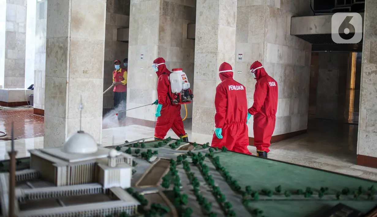 Dinas Penanggulangan Kebakaran dan Penyelamatan DKI melakukan penyemprotan disinfektan di Masjid Istiqlal, Jakarta, Rabu (3/6/2020). Langkah ini sebagai upaya preventif mendukung kebijakan pemerintah yang akan segera menerapkan kenormalan baru di tengah pandemi Covid-19. (Liputan6.com/Faizal Fanani)