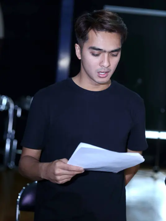 Dansa romantis bersama istri siap ditampilkan pada malam puncak nanti. Tidak hanya berdua tampil di panggung megah nanti, tapi juga bersama dengan kedua anaknya. (Nurwahyunan/Bintang.com)