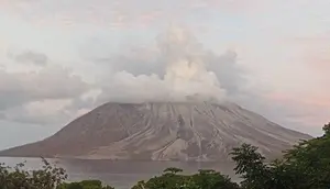Kondisi Gunung Ruang di Kecamatan Tagulandang, Kabupaten Kepulauan Sitaro, Sulut, pada Jumat (10/5/2024) pagi.