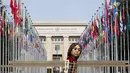 Little Amal, boneka yang menggambarkan gadis pengungsi Suriah terlihat di depan markas besar PBB, di Jenewa, Selasa (28/9/2021). Boneka "Little Amal" yang diciptakan oleh Handspring Puppet Company ini diangkat dari karakter utama pementasan The Walk. (Salvatore Di Nolfi/Keystone via AP)