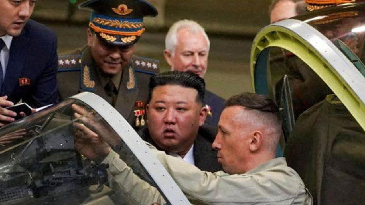 Pemimpin Korea Utara, Kim Jong-un melanjutkan lawatannya ke Rusia dengan mengunjungi pabrik pembuatan jet tempur di&nbsp;Komsomolsk-on-Amur, Khabarovsk, Rusia, pada 15 September 2023.