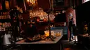 Karyawan, setelah melakukan beberapa pekerjaan kecil, meninggalkan bar Mappa Mundo yang tutup di pusat kota Brussel, Belgia, Kamis (8/10/2020). Brussels memutuskan menutup semua bar, ruang dansa, dan kafetaria selama sebulan sebagai upaya membendung lonjakan COVID-19. (AP Photo/Francisco Seco)