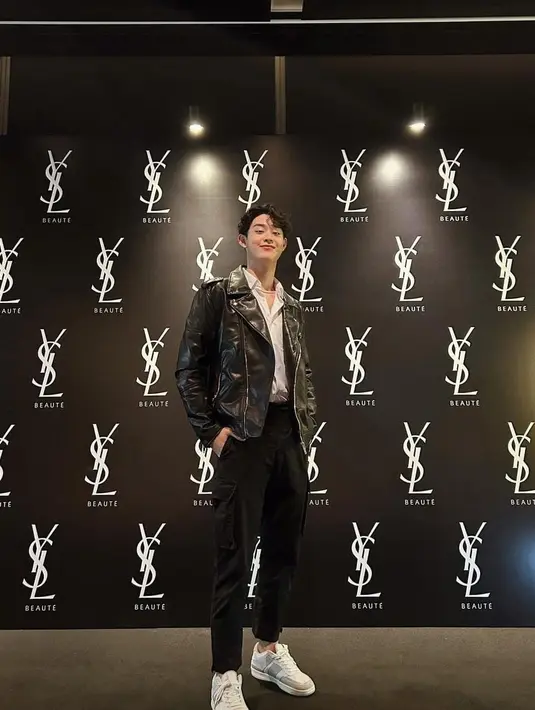 Gabriel Prince juga sempat tampil edge dengan kemeja putih yang ditutupi jaket kulit dan celana panjang [instagram/phrrince]