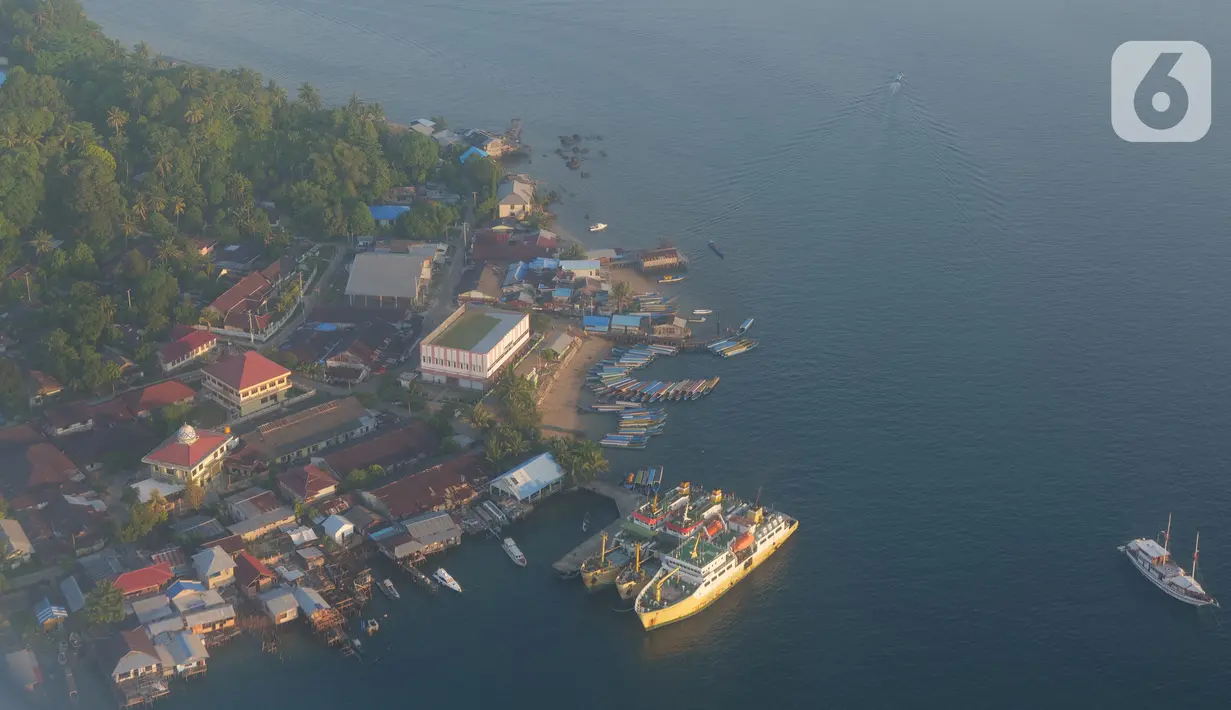 Salah satu pulau yang  terletak di kota Sorong, Papua Barat, Kamis (21/11/2019). Kota Sorong merupakan kota terbesar kedua di Papua, suasana kota Sorong sangat ramai dan memiliki beberapa pulau di kabupaten Sorong. (Liputan6.com/Herman Zakharia)