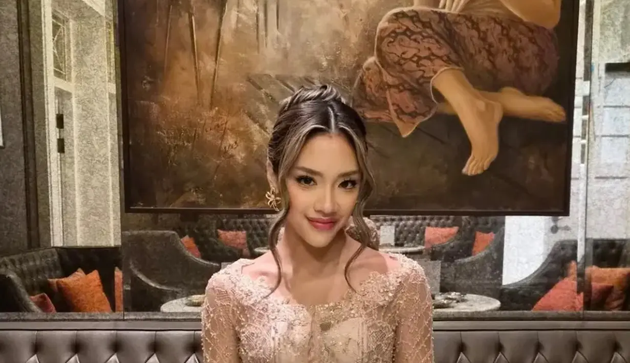 Wajahnya dipulas flawless mengaplikasikan blush on pink serta lipstik merahnya. Riasan mata pun dibuat soft. [@bailafauri]