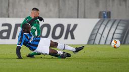 Striker Inter MIlan, Romelu Lukaku, berebut bola dengan pemain Ludogorets, Dragog Grigore dalam leg pertama 32 besar Liga Europa di Huvepharma Arena, Kamis (20/2/2020). Inter Milan sukses membawa pulang kemenangan usai mengalahkan tuan rumah Ludogorets 2-0. (AP/Vadim Ghirda)