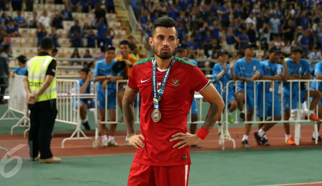 Gelandang Timnas Indonesia, Stefano Lilipaly termangu usai dikalahkan Thailand di final kedua Piala AFF 2016 di National Stadium Rajamangala, Bangkok, Sabtu (17/12). Indonesia kalah 2-0. (Liputan6.com/Helmi Fithriansyah)