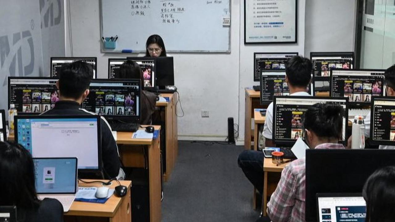 Sekolah-sekolah ini mengajarkan para muridnya untuk memasarkan produk dan jasa secara live streaming pada platform media sosial hingga e-commerce, seperti TikTok Shop dan Shopee.