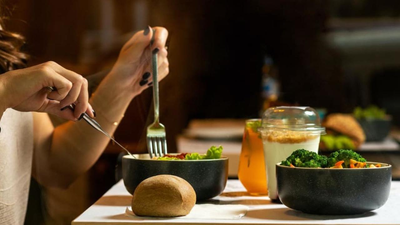3 Kebiasaan Sederhana Setelah Makan Malam untuk Turunkan Berat Badan