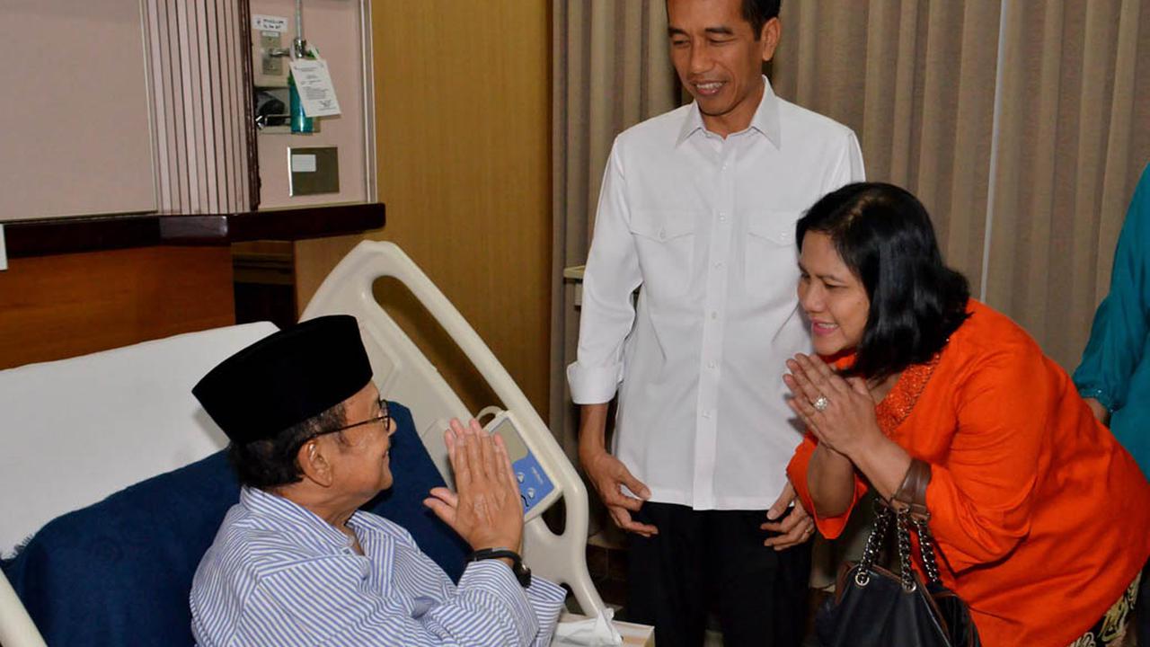 Keakraban Jokowi dan BJ Habibie di Ruang Perawatan