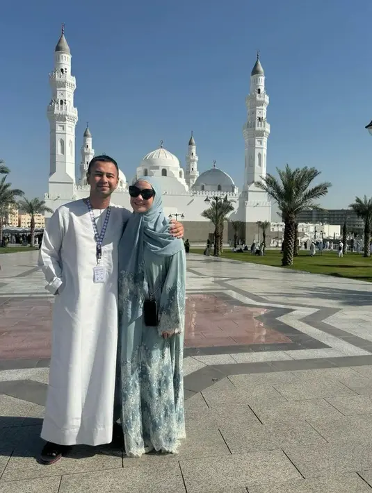 Momen lain memperlihatkan Nagita tampil dengan gamis floral dan pashmina serba warna biru muda. [@raffinagita1717]