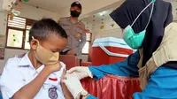 Vaksinasi anak usia 6 sampai 11 tahun di salah satu SD di Kota Palu. (Foto: Heri Susanto/ Liputan6.com).